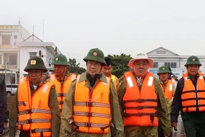 Ông Trịnh Đình Dũng chỉ đạo chống bão ở Sóc Trăng