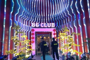 Cảnh sát ập vào quán bar gần 300 khách nháo nhào 