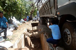 Tránh xe ngược chiều, ô tô chở phân tông sập cống