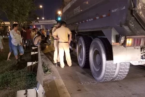 Xe ben cuốn xe máy vào gầm, 2 người thương vong 