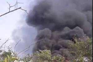 Cháy xưởng tạo hạt nhựa ở Bình Chánh