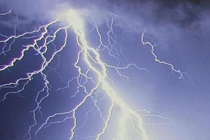 1 phụ nữ bị sét đánh tử vong ngoài đồng