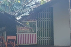 Tố lốc làm 1 người chết, hàng trăm nhà tốc mái