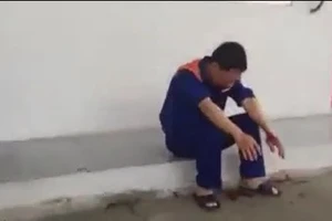 Nghi cây xăng đổ thiếu, thanh niên hành hung người bán