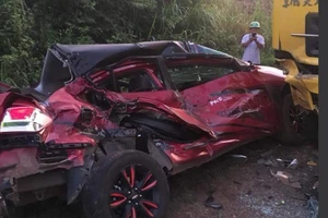 Ô tô biến dạng sau cú tông của xe tải, 4 người thương vong