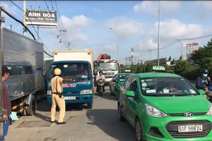 Xe xếp hàng chờ đăng kiểm khiến kẹt xe kéo dài 