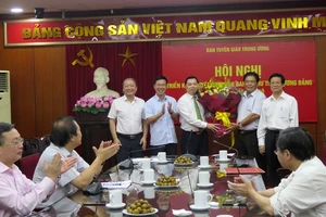 Trao các quyết định nhân sự của Ban Bí thư Trung ương Đảng