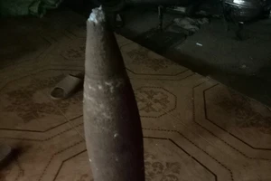 Chém người, ném đầu đạn pháo vào nhà 