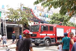 Cháy quán karaoke ở Hóc Môn