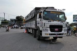 Ô tô tải rẽ phải làm 2 phụ nữ chạy xe máy chết thảm 