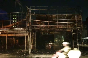 2 cửa hàng cháy rụi trong đêm ở Bình Tân