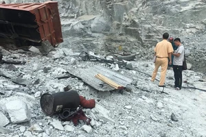 Xe tải rơi hàng trăm mét xuống hầm đá, tài xế tử vong