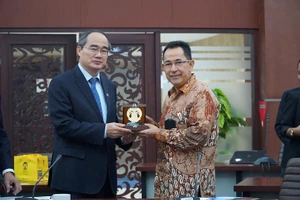 Bí thư Nguyễn Thiện Nhân làm việc với Trường ĐHQG Indonesia