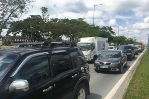 Xe tải gặp sự cố, đường Võ Văn Kiệt kẹt xe trầm trọng 