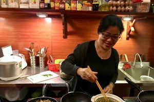 Cơm dẻo thơm, chan chút nước cá trê đồng kho ngon nức nở 