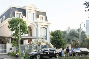 Ngắm biệt thự phủ đầy hoa đón Bảo Thy về dinh