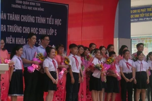 Cùng nghe những ca khúc vượt thời gian viết về thầy cô giáo