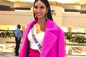 Hoàng Thùy diện màu hồng ngày đầu tại Miss Universe 2019