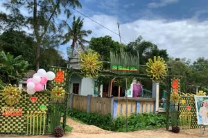 Đám cưới quê đơn sơ bên cổng lá 