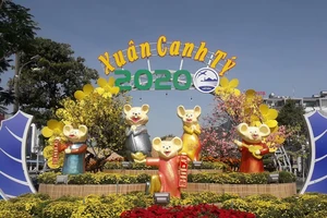 Gia đình Chuột vui nhộn ở đường hoa thành phố Cam Ranh