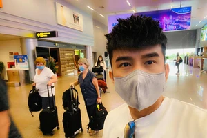 Tuấn Hưng hiến máu, Đan Trường hủy 12 show vì dịch Corona