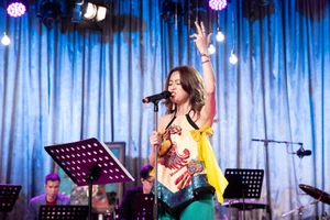 Hoàng Thùy Linh gợi cảm với áo yếm cách tân