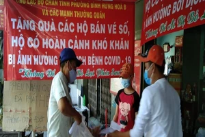 Bình Tân: 1.100 phần quà đến tay người nghèo bán vé số