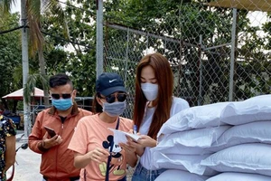 Minh Hằng trao gạo, Diễm Trang cắt tóc chồng, sao Việt vào bếp