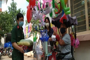 Trao 50 suất quà hỗ trợ người dân ở xã Vĩnh Lộc B