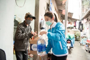 Á hậu Huyền My trao 8.000 suất ăn giúp người nghèo, sinh viên