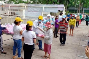 Bình Tân: 300 phần quà trao cho giáo viên, người bán vé số