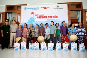 Tặng 50 tấn gạo cho ngư dân Khánh Hòa 