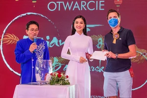 Á hậu Diễm Trang 6 tháng vẫn kẹt dịch COVID-19 ở Ba Lan 