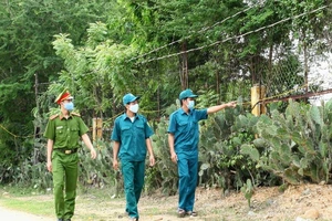 Công an, dân quân trực chốt ăn, ở cùng dân ở khu cách ly
