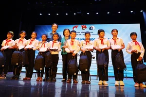 150 suất học bổng, quà cho con ngư dân, dân tộc thiểu số