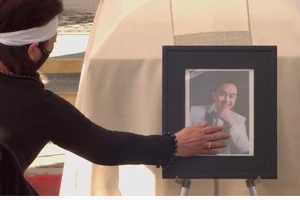 Phương Loan hát tiễn biệt chồng - nghệ sĩ Chí Tài lần cuối