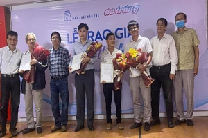 'Cổng làng' đoạt giải nhất cuộc thi thơ lục bát trên Áo trắng