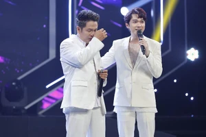 Văn Sỹ 'bản sao Trường Vũ' lau nước mắt khi hát xong Nhẫn cỏ cho em