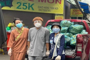 Đại Nghĩa, Nhật Kim Anh, Xuân Lan ủng hộ và tham gia cứu trợ mùa dịch