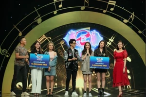 Kha Ly cùng đồng đội 'dập nát hoa hồng' đội hoa hậu Hà Thu tại Đại chiến âm nhạc