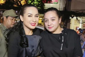 Ca sĩ Phi Nhung vẫn đang lọc máu chữa trị COVID-19