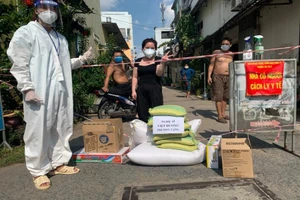 Nghệ sĩ Việt Hương lại mua xe cứu hộ 400 triệu hỗ trợ bà con mùa dịch