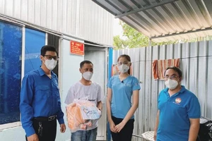 Hoa hậu Đỗ Thị Hà tặng 1.000 phần quà cho bà con khó khăn tại TP.HCM