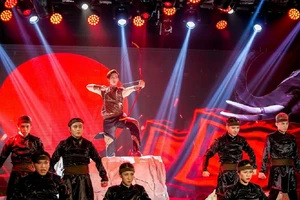 Erik 'bắn rap' đánh bại Quân A.P tại The Heroes