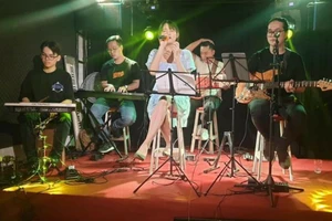 Phòng trà vắng vẻ, quán cà phê ca nhạc hồi sinh sau dịch COVID-19