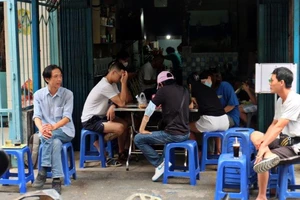 Sau giãn cách, tiệm cà phê Vợt lâu đời nhất Sài Gòn lại đông đúc khách 