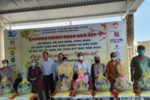 Bình Tân: 450 phần quà hỗ trợ người nghèo tết Nguyên đán 2023