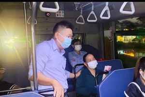 Điều kỳ lạ trên chuyến xe buýt trong ngày đặc biệt