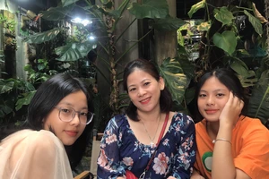 Chuyện về người chồng cõng vợ đi chơi ... 