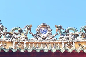 Dấu ấn nghệ thuật trang trí kiểu Huế tại Lăng Ông Bà Chiểu 